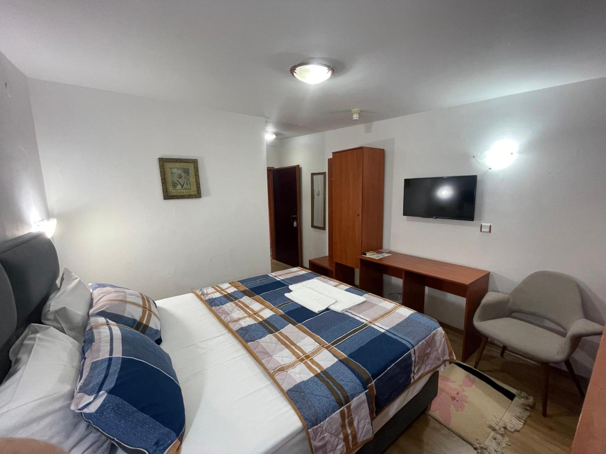 Square Hotel 2*