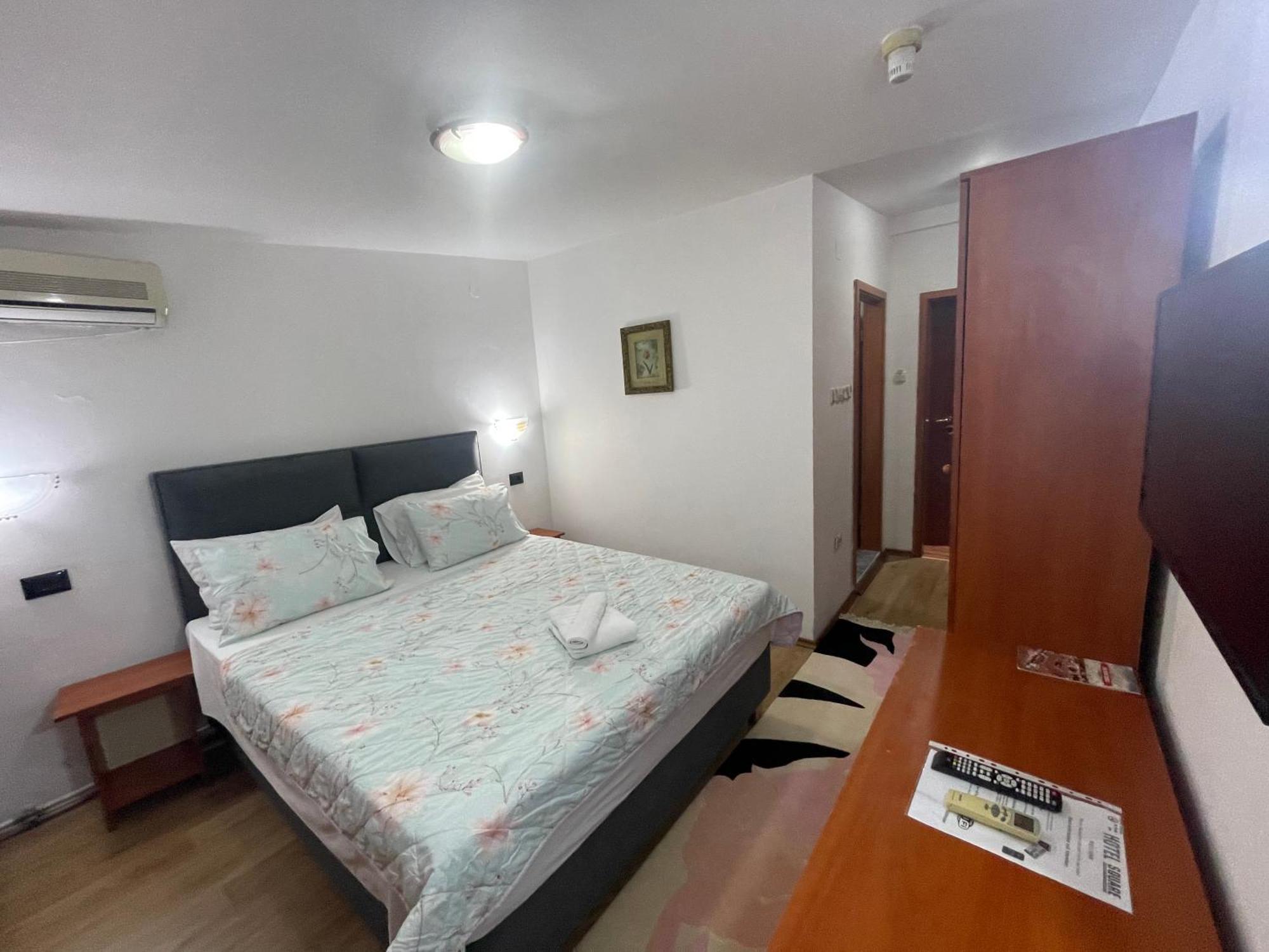 Square Hotel