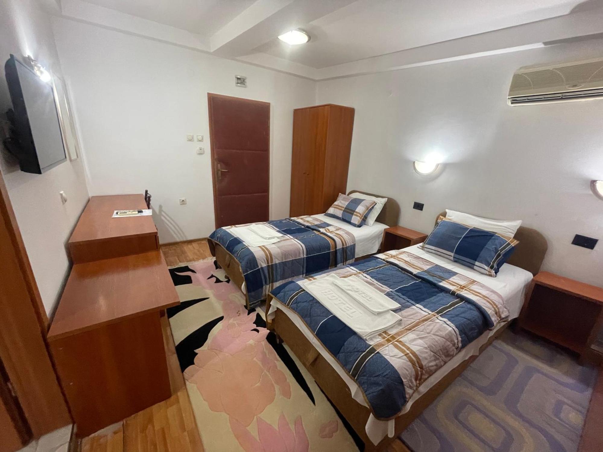 Hotel Square 2*