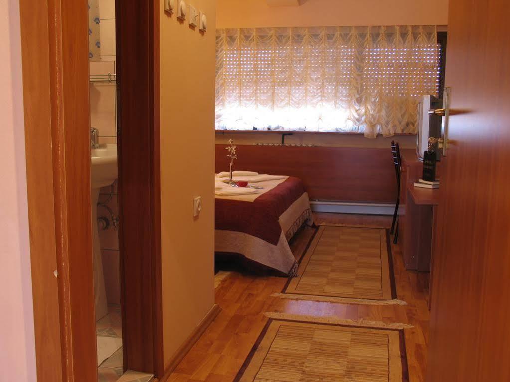 Square Hotel 2*